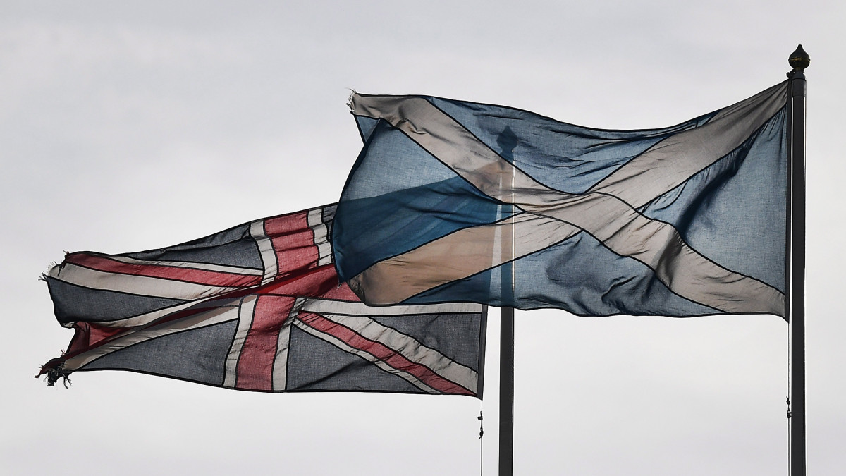 London, 2017. március 13.A brit (b) és a skót zászló leng a Whitehallon, London kormányzati negyedében 2017. március 13-án. Nicola Sturgeon skót miniszterelnök ezen a napon bejelentette, hogy felhatalmazást kér a skót parlamenttől az újabb skóciai függetlenségi népszavazás kiírásához szükséges lépések megtételére. Nicola Sturgeon szerint a referendumot 2018 ősze és 2019 tavasza között lehetne megtartani. (MTI/EPA/Andy Rain)