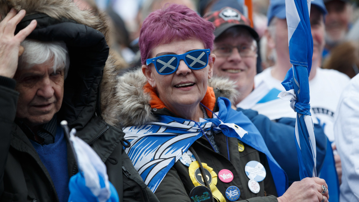 Résztvevők a Skócia függetlenségéért szervezett glasgow-i megmozduláson 2019. november 2-án. A Nicola Sturgeon, a Skóciában kormányzó, függetlenségre törekvő Skót Nemzeti Párt (SNP) vezetője által meghirdetett rendezvényen mintegy húszezren vettek részt. Sturgeon a napokban ígéretet tett arra, hogy még az idén ismét kérni fogja Londontól egy új függetlenségi népszavazás megtartását. A 2016-os brit EU-tagsági népszavazáson a skótok 62 százaléka a bennmaradásra voksolt.