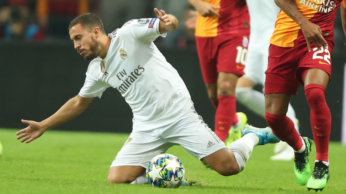 Eden Hazard, a Real Madrid (b) és Mariano, a Galatasaray játékosa a labdarúgó Bajnokok Ligája csoportkör mérkőzéseinek harmadik fordulójában, az A csoportban, Isztambulban 2019. október 22-én.