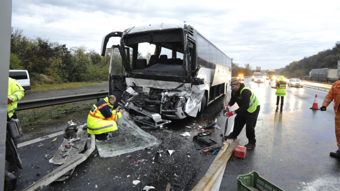 Videón a horrorisztikus buszbalesetet követő mentés