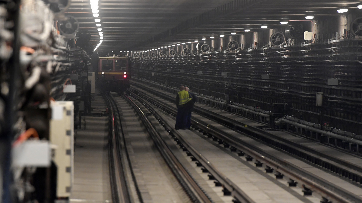 A felújított Gyöngyösi utca és Újpest-központ metróállomás között munkavonat közlekedik az éjszakai üzemszünet alatt a 3-as metróvonal északi szakaszán 2019. április 4-én. A 3-as metróvonal megújult északi, az Újpest-központ és Dózsa György út közötti szakaszát március 30-án átadták át.