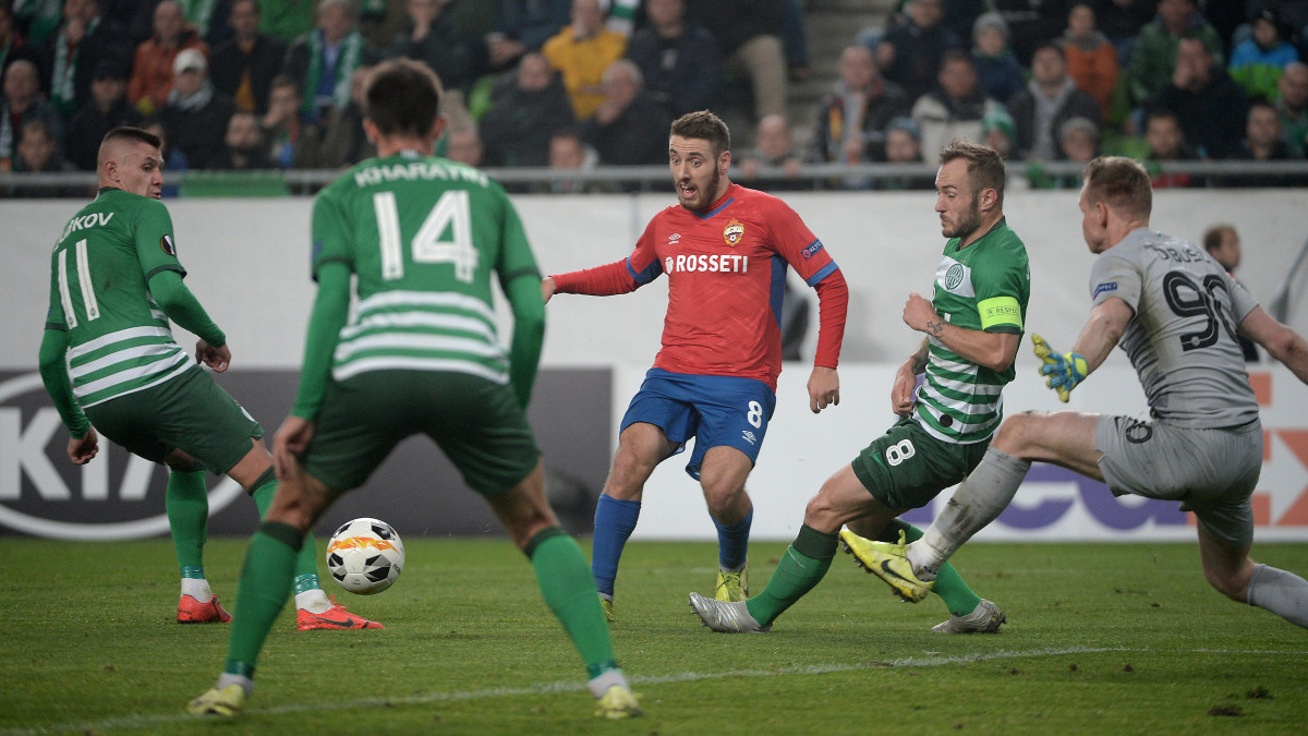 A ferencvárosi Lovrencsics Gergő (j2) és Nikola Vlasic, az orosz csapat játékosa (k) a labdarúgó Európa-liga csoportkörében játszott Ferencváros - CSZKA Moszkva mérkőzésen a fővárosi Groupama Arénában 2019. november 7-én. Ferencváros - CSZKA Moszkva 0-0.