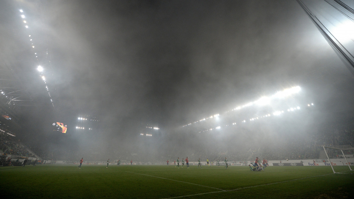 Fedor Csalov, az orosz csapat játékosa kapura lő a ferencvárosi Dibusz Dénes mellett a labdarúgó Európa-liga csoportkörében játszott Ferencváros - CSZKA Moszkva mérkőzésen a fővárosi Groupama Arénában 2019. november 7-én. Ferencváros - CSZKA Moszkva 0-0.