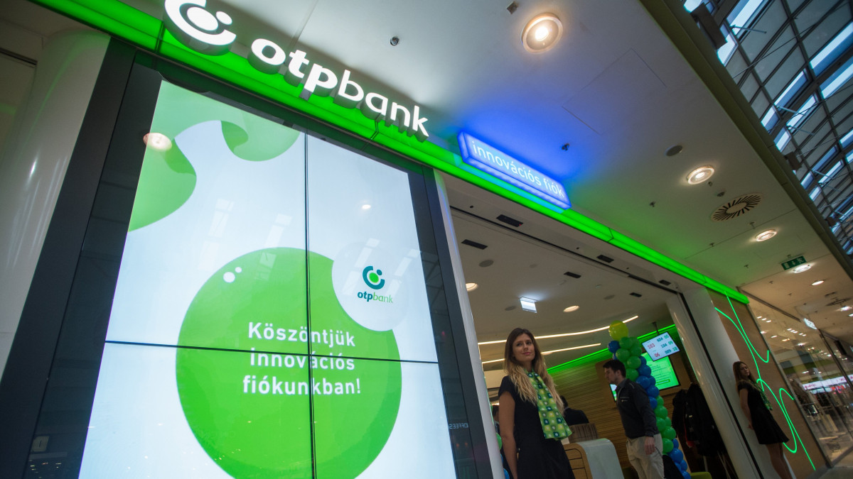 Az OTP Bank új, innovációs fiókja Budapesten, az Árkád üzletközpontban az avatás napján, 2018. november 20-án.