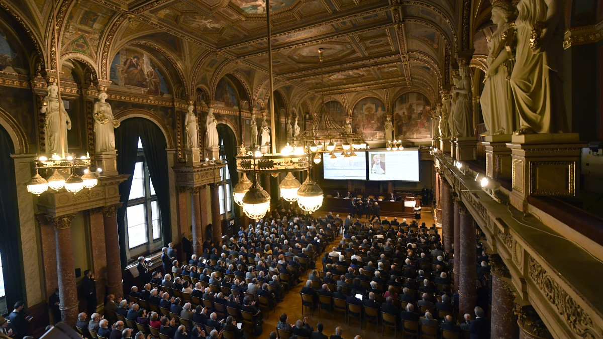 Résztvevők a Magyar Tudományos Akadémia (MTA) 191. közgyűlésén a testület fővárosi székházában 2019. május 6-án.