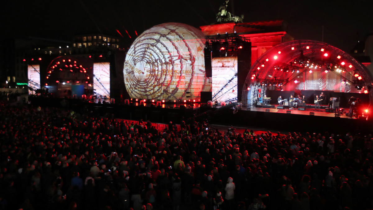 A berlini fal ledöntésének 30. évfordulója alkalmából rendezett ünnepség résztvevői a Brandeburgi kapunál 2019. november 9-én.