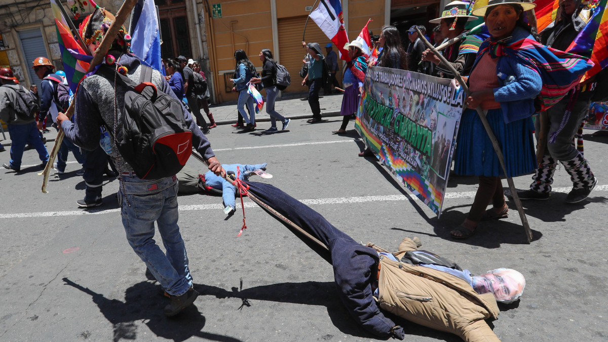 Evo Morales hivatalban levő bolíviai elnök támogatói tiltakoznak a Morales újraválasztását ellenző tüntetések miatt La Pazban 2019. október 30-án. Moralest, a Mozgalom a Szocializmusért párt vezetőjét az október 20-i bolíviai elnök- és parlamenti választásokon újraválasztották. Az ellenzék azonban választási csalást emleget, és nem ismeri el az elnökválasztás eredményét.