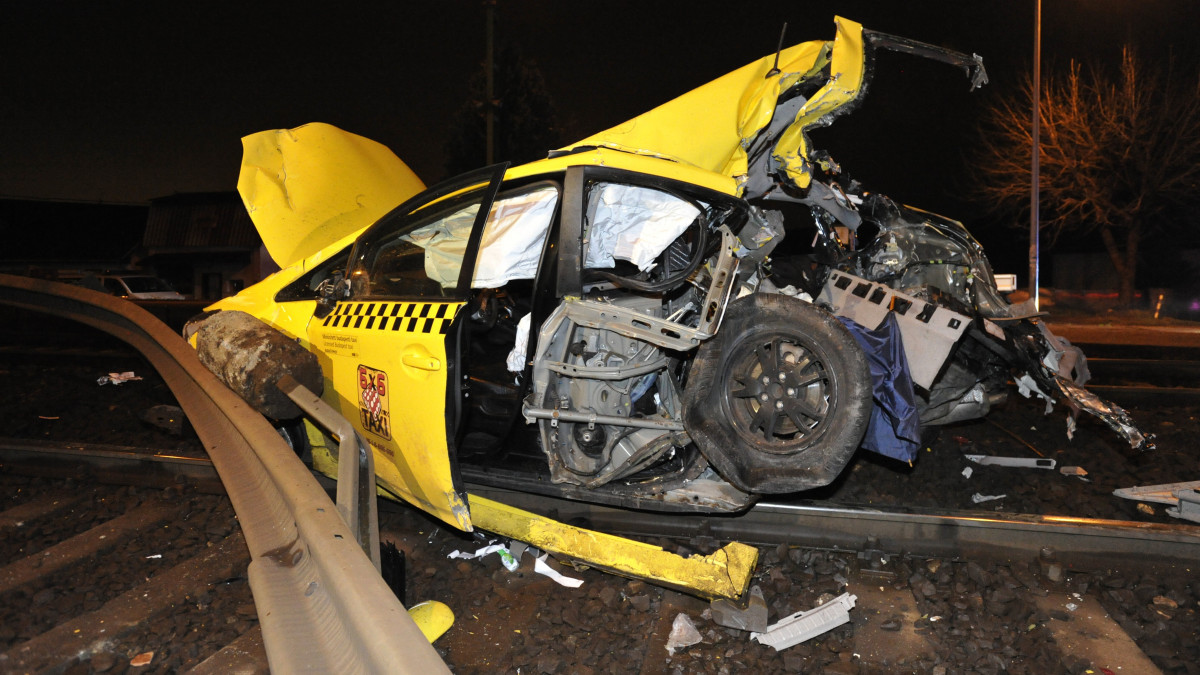 Összetört taxi a Vecsés-Kertekalja vasúti megállóhely közelében, miután vonattal ütközött 2019. november 10-én. A balesetben senki nem sérült meg, a sofőr az ütközés előtt ki tudott szállni az autóból.