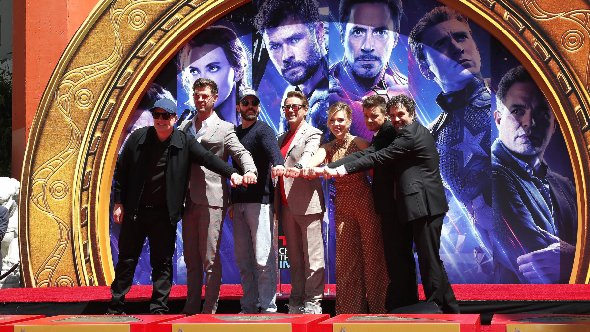 Kevin Feige, a Marvel Studios elnöke és Chris Hemsworth ausztrál színész, Chris Evans, Robert Downey Jr., Scarlett Johansson, Jeremy Renner, valamint Mark Ruffalo amerikai színészek, a Bosszúállók: Végjáték (Avengers: Endgame) című amerikai szuperhős akciófilm szereplőgárdájának tagjai (b-j) kézlenyomatuk megörökítése után a hollywoodi TCL Kínai színház előtt 2019. április 23-án.