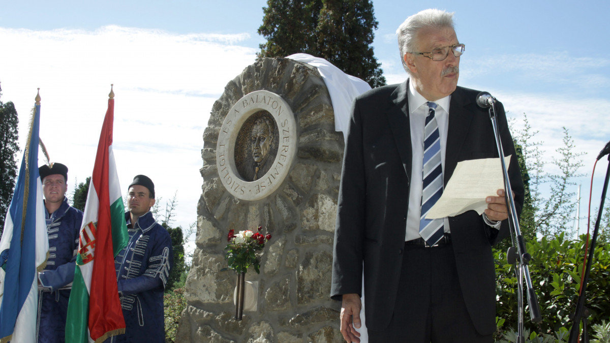 Szívós István mond beszédet az id. Szívós István kétszeres olimpiai bajnok vízilabdázó nevét felvett szigligeti kikötő névadó ünnepségén, édesapja emlékművénél 2012. szeptember 28-án.