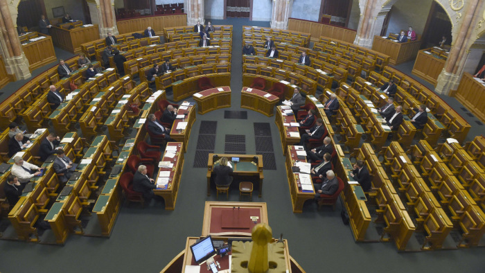 Diktátorokat és adóbűnözőket emlegettek napirend előtt a parlamentben