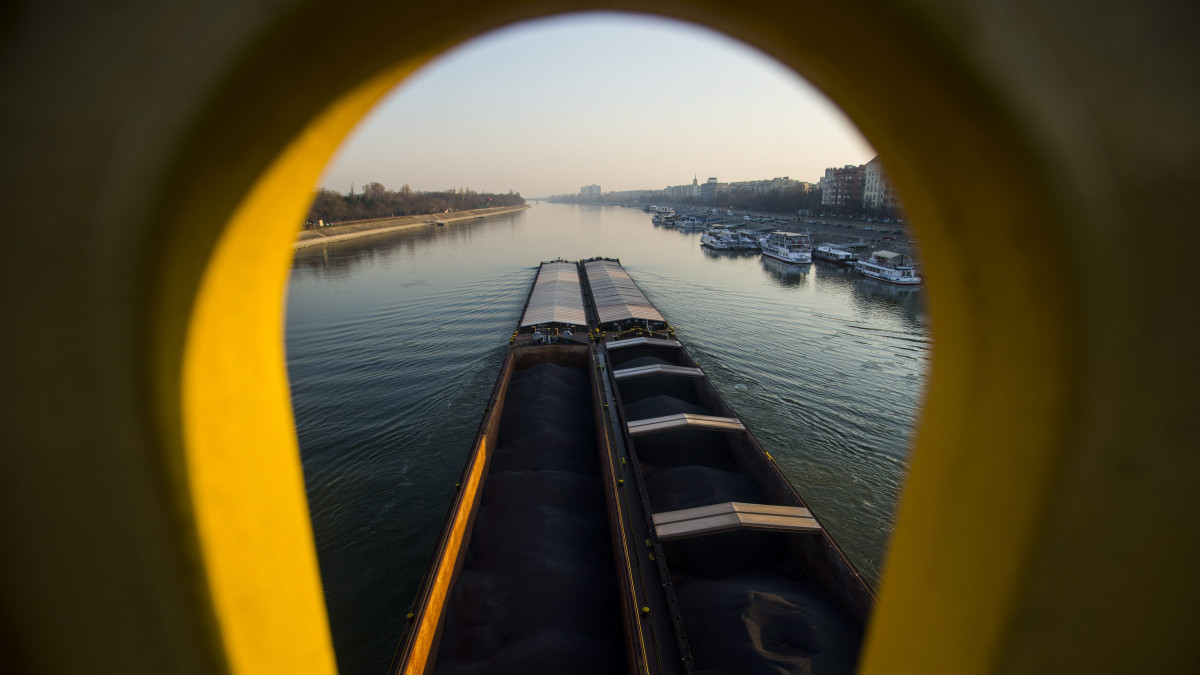 Szénszállító uszály halad a Dunán a Margit hídnál 2015. március 21-én. Az ENSZ március 22-ét nyilvánította a víz világnapjává, amelynek célja a környezet és ezen belül a Föld vízkészletének védelme.