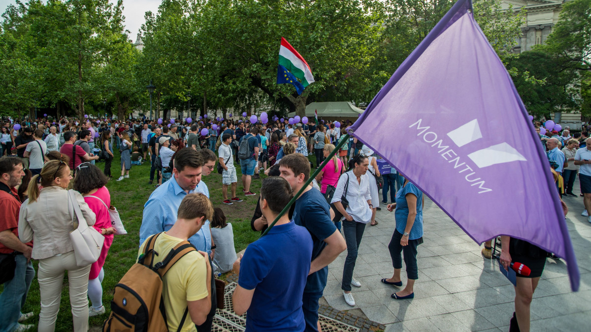 A Momentum Harcra Magyar! Tüntetés a jövőnkért! címmel szervezett tüntetésének résztvevői gyülekeznek a belvárosi Szabadság téren 2018. május 1-jén. A résztvevők a Kodály köröndre vonultak.