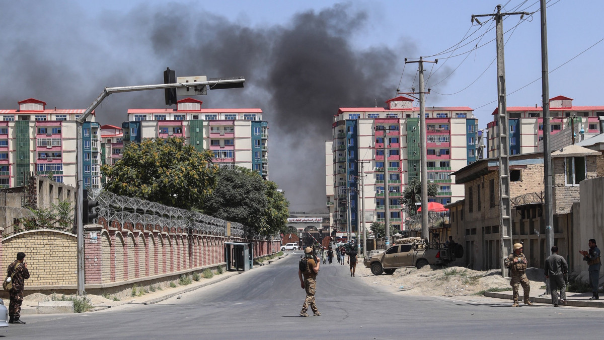 Az afgán biztonsági szolgálat tagjai a Kabul diplomáciai negyedében elkövetett merénylet után 2019. július 1-jén. A támadásban legkevesebb 34 ember életét vesztette és hetvenen megsebesültek.