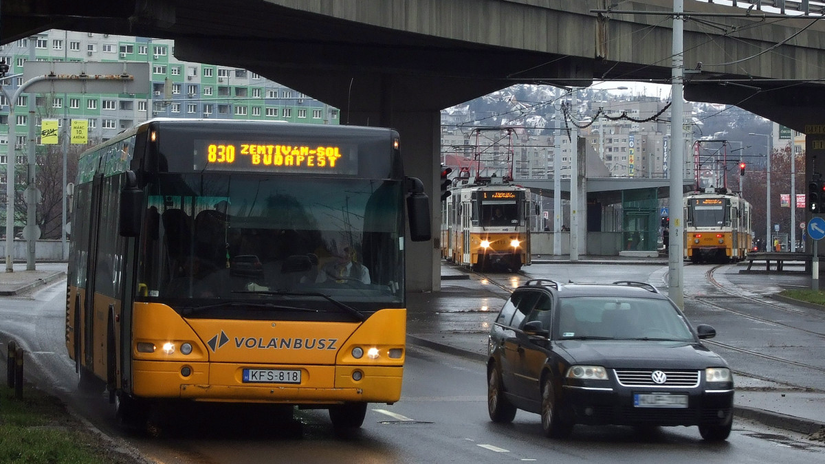 A Volánbusz Zrt. egyik helyközi vonalon járó autóbusza a Flórián téri közlekedési csomópontba érkezik és áthalad a felüljáró alatt. Távolabb a Budapesti Közlekedési Vállalat (BKK) 1-es vonalán közlekedő villamosok elindultak megállójukból. MTVA/Bizományosi: Jászai Csaba  *************************** Kedves Felhasználó!