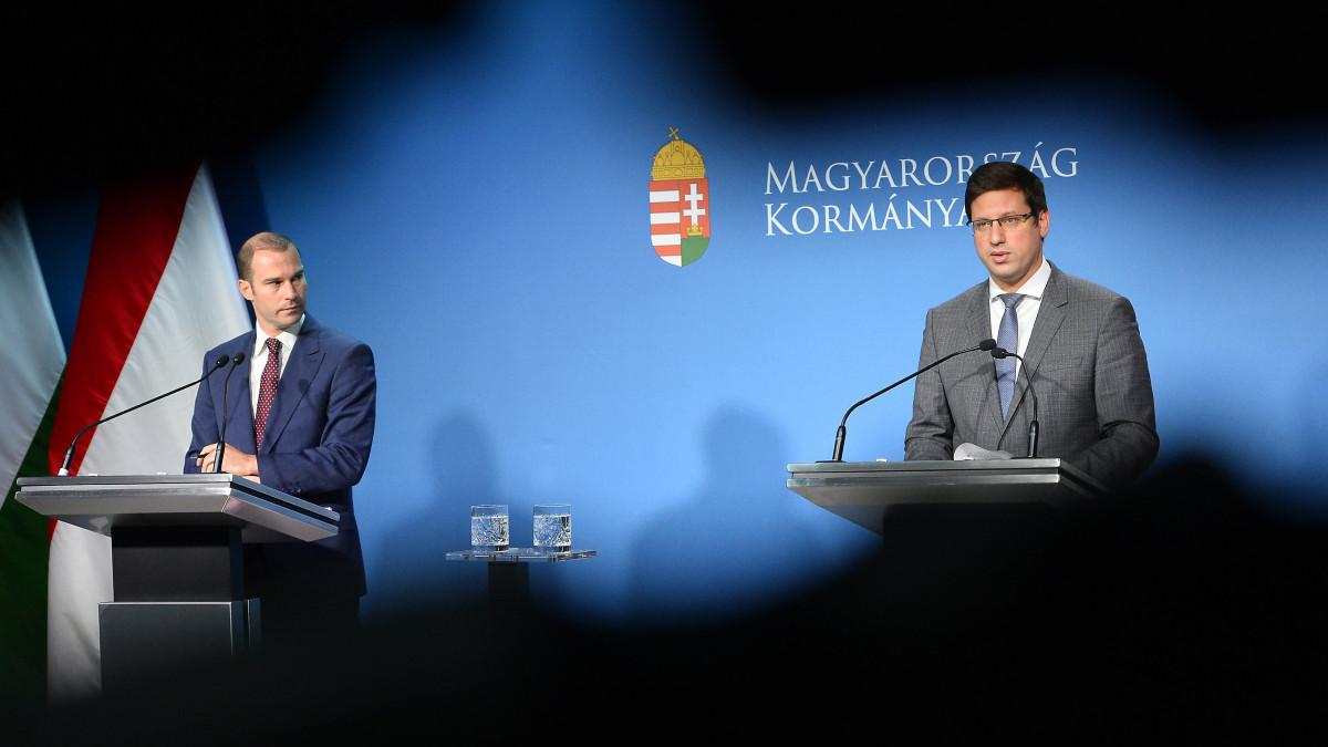 Gulyás Gergely Miniszterelnökséget vezető miniszter (j) és Hollik István kormányszóvivő a Kormányinfó sajtótájékoztatón a Miniszterelnöki Kabinetiroda Garibaldi utcai sajtótermében 2019. november 14-én.