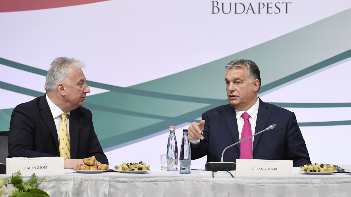 Orbán Viktor miniszterelnök (j) és Semjén Zsolt nemzetpolitikáért felelős miniszterelnök-helyettes a világban szétszórtságban élő magyarság szervezeteit tömörítő Magyar Diaszpóra Tanács plenáris ülésén a fővárosi Várkert Bazárban 2019. november 14-én.