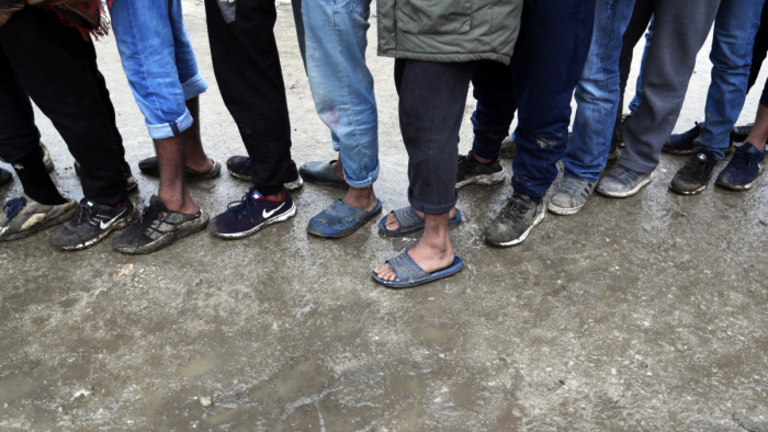 A Dunán evickéltek felfelé a menekültek, a határnál megtörtént a baj