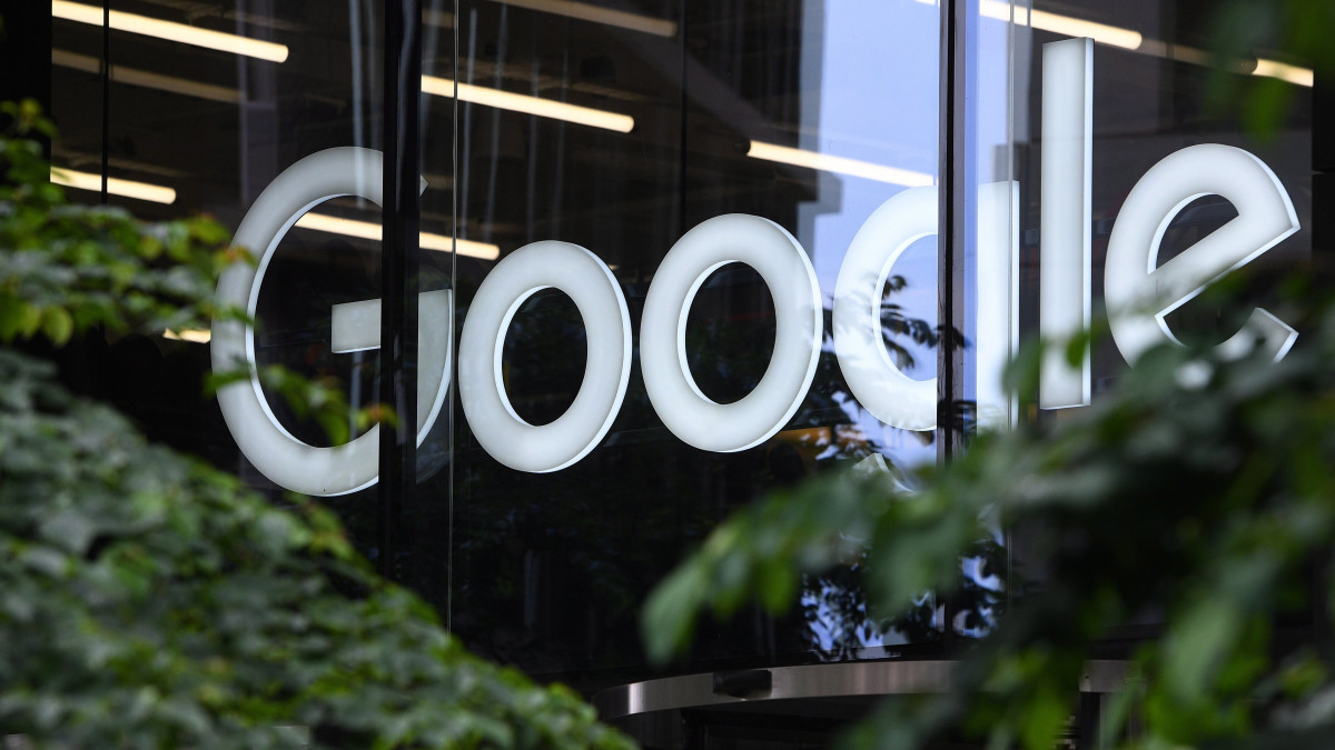 London, 2017. június 27.A Google amerikai informatikai óriáscég logója a londoni iroda bejárata felett 2017. június 27-én. Az Európai Bizottság rekordösszegű, mintegy 2,4 milliárd eurós bírságot szabott ki a Google-ra a versenyszabályok megsértése miatt, miután a cég a Google Shopping kereskedelmi szolgáltatás találatait kiemelt helyen szerepelteti a keresési találatok között, eltereli a fogyasztókat versenytársaitól és potenciálisan megkárosítja a vásárlókat. (MTI/EPA/Facundo Arrizabalaga)