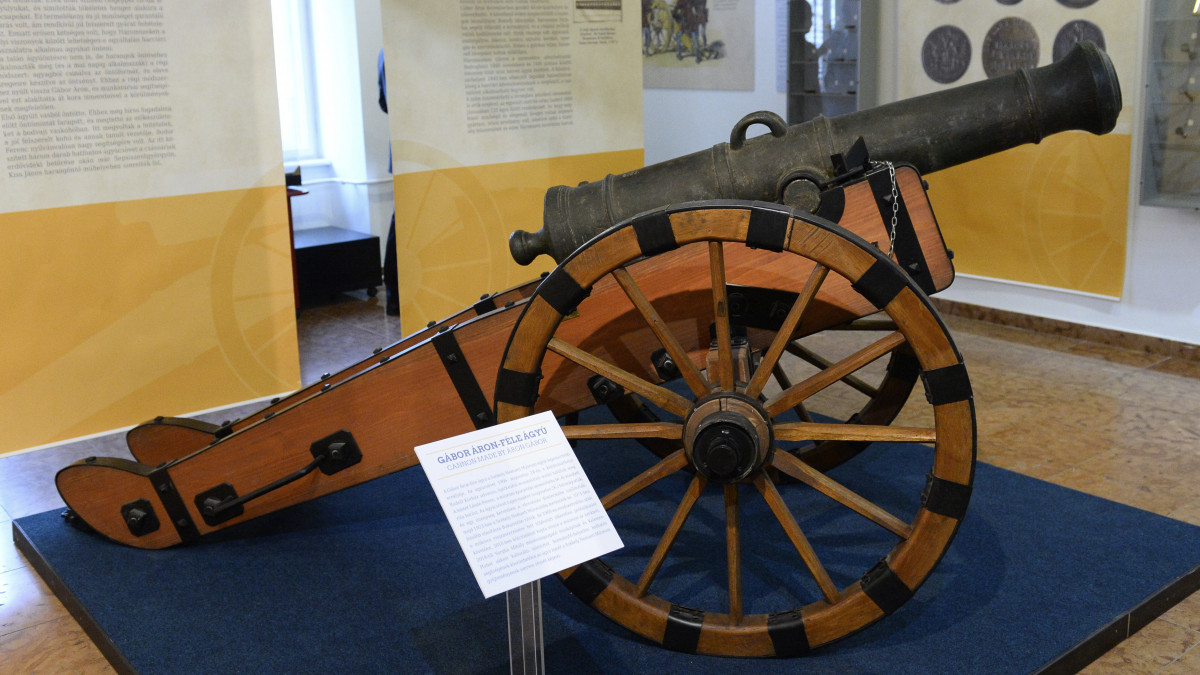 A Gábor Áron által öntött rézágyúk egyetlen megmaradt példánya a sepsiszentgyörgyi Székely Nemzeti Múzeumból érkezett 1848-49-es ereklyék kamarakiállításán a HM Hadtörténeti Intézet és Múzeumban 2019. november 18-án.