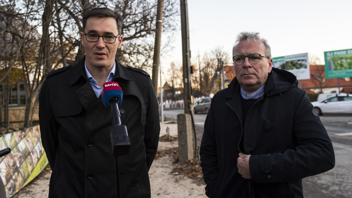 Karácsony Gergely főpolgármester (b) és Pokorni Zoltán, a Hegyvidék (XII. kerület) polgármestere sajtótájékoztatót tart a Normafán kialakítandó parkolóról folytatott egyeztetésüket követően a Normafa Síház mellett 2019. november 18-án.