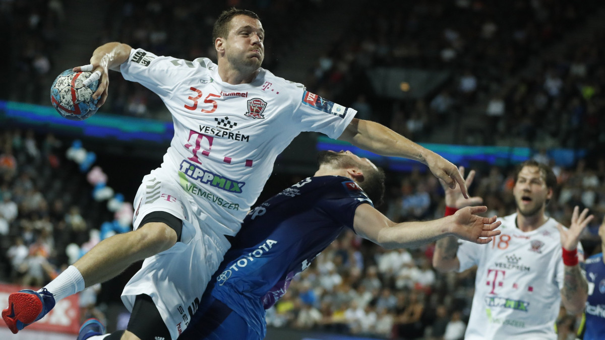 Montpellier, 2018. október 13.Kentin Mahé, a Telekom Veszprém (b) és Mohamed Soussi, a Montpellier játékosa a férfi kézilabda Bajnokok Ligája 5. fordulójában, az A csoportban játszott Montpellier HB  Telekom Veszprém mérkőzésen a dél-franciaországi Montpellier-ben 2018. október 13-án. (MTI/EPA/Guillaume Horcajuelo)