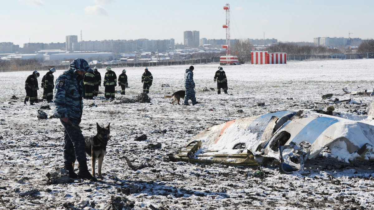Rosztov-na-Donu, 2016. március 20.Rendőrök és szakértők az előző napon a dél-oroszországi Rosztov-na-Donu repülőterén történt légikatasztrófa helyszínén 2016. március 20-án. A FlyDubai fapados légitársaság Boeing 737-800-as gépe leszállás közben a földnek csapódott, darabokra szakadt és kigyulladt. A balesetben a fedélzeten lévő mind a 62 ember életét vesztette. (MTI/EPA)