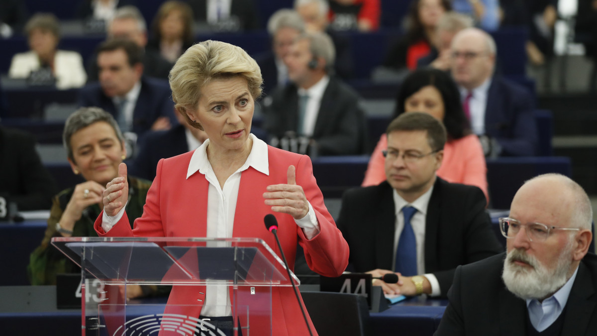 Ursula von der Leyen, az Európai Bizottság bizottság megválasztott elnöke az Európai Parlament strasbourgi üléstermében, jobbról Frans Timmermans, a bizottság első alelnöke 2019. november 27-én. Von der Leyen azen a napon terjeszti a parlament elé jóváhagyásra az általa vezetett testület tagjainak névsorát.