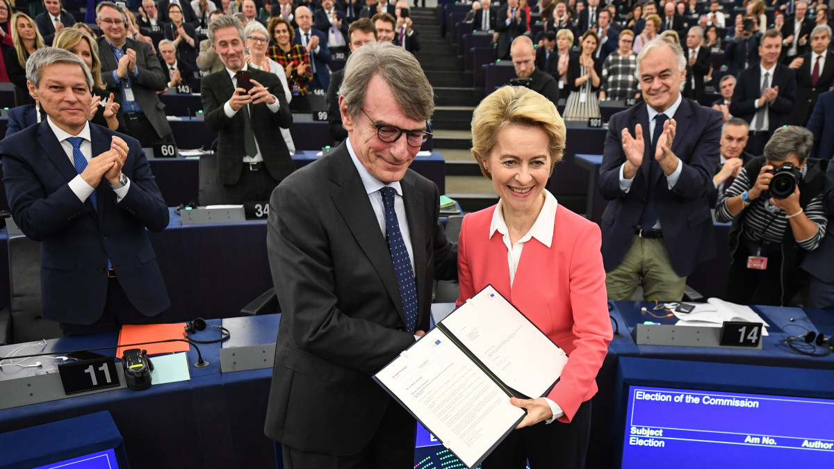 Ursula von der Leyen, az Európai Bizottság bizottság elnöke átveszi a szavazás eredményéről szóló dokumentumot David Sassolitól, az Európai Parlament elnökétől, miután a képviselők jóváhagyták a bizottság összetételét a parlament strasbourgi üléstermében 2019. november 27-én.