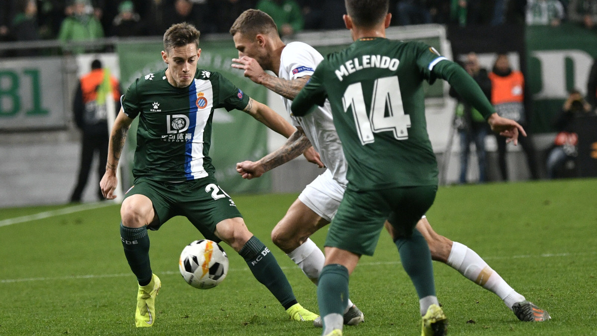 Pol Lozano (b) és Óscar Melendo (j), a spanyol csapat játékosai (j), középen a ferencvárosi Varga Roland a labdarúgó Európa-liga csoportkörében játszott Ferencváros - Espanyol mérkőzés kezdetén Budapesten, a Groupama Arénában 2019. november 28-án.