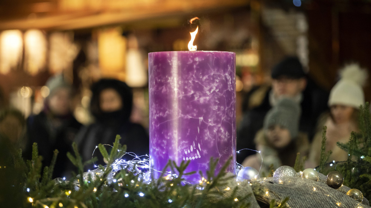 Gyertya ég az adventi koszorún az Advent Budapesten Téli Fesztivál és Karácsonyi Vásáron a budapesti Városháza parkban 2018. december 2-án.