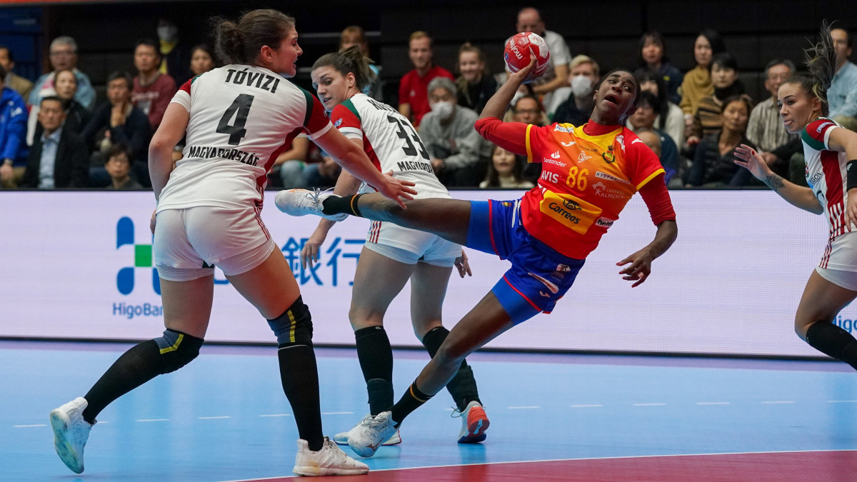 A spanyol Alexandrina Cabral Barbosa (k) kapura dob a Japánban zajló női kézilabda-világbajnokságon játszott Spanyolország-Magyarország mérkőzésen Kumamotóban 2019. december 1-jén. A magyar válogatott 29-25-re kikapott Spanyolországtól.