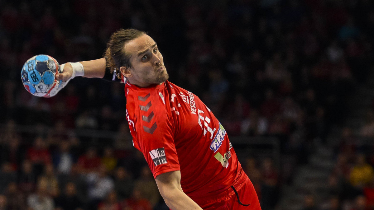 A veszprémi Kent Robin Tönnesen (b) és Thiagus dos Santos a spanyol csapat játékosa a férfi kézilabda Bajnokok Ligája csoportkörében az A csoportban játszott Telekom Veszprém - Barcelona mérkőzésen a Veszprém Arénában 2019. február 9-én. A magyar csapat 29-26-ra győzött.