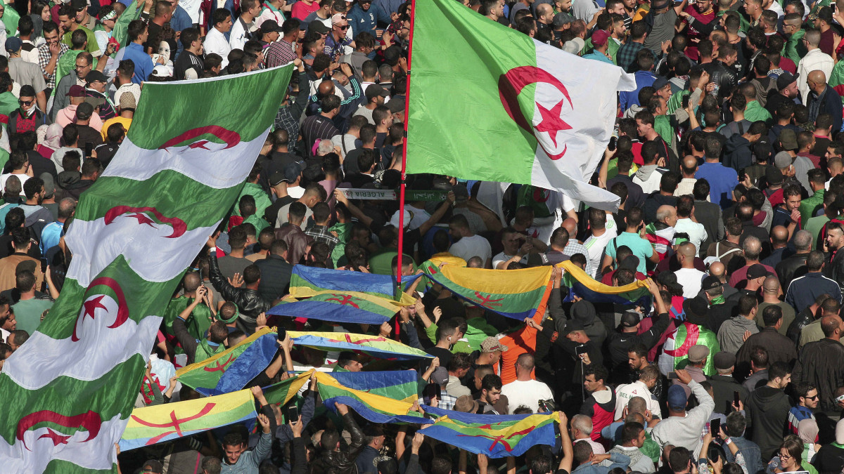 Kormányellenes tüntetők követelik a kormány távozását Algírban 2019. november 1-jén. Algériában december 12-én tartanak elnökválasztást.