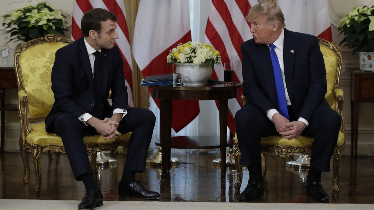 Emmanuel Macron francia (b) és Donald Trump amerikai elnök kétoldalú találkozója a Winfield Házban a NATO megalakulásának 70. évfordulója alkalmából tartott kétnapos londoni csúcsértekezlet kezdete előtt, 2019. december 3-án.