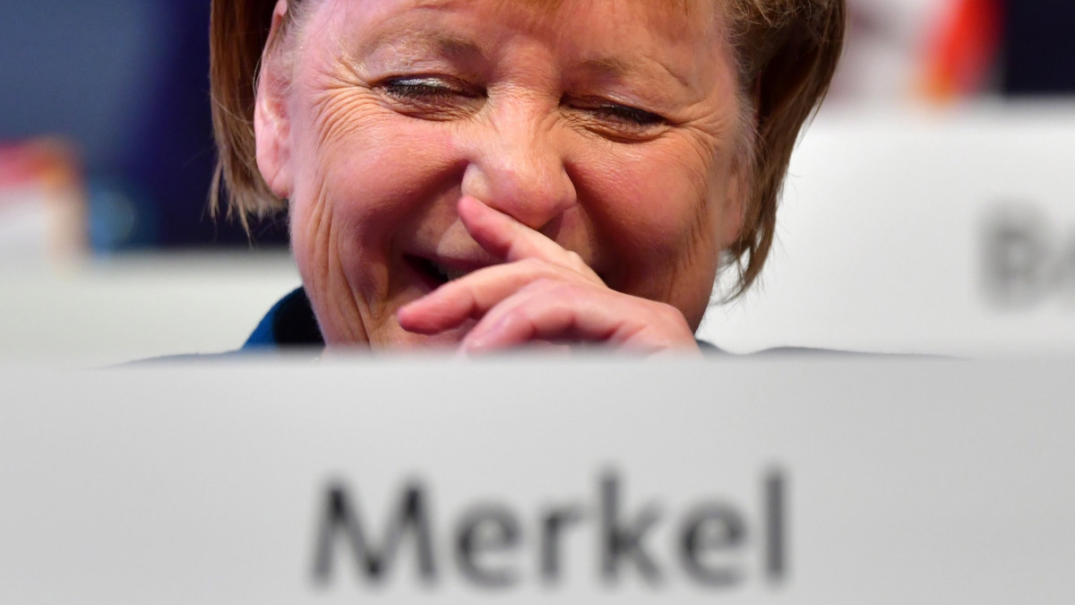 Angela Merkel német kancellár, a kormányzó Kereszténydemokrata Unió (CDU) korábbi elnöke Markus Söder bajor tartományi miniszterelnöknek, a Keresztényszociális Unió (CSU) elnökének beszédét hallgatja a párt kétnapos lipcsei kongresszusának második napi ülésén 2019. november 23-án.