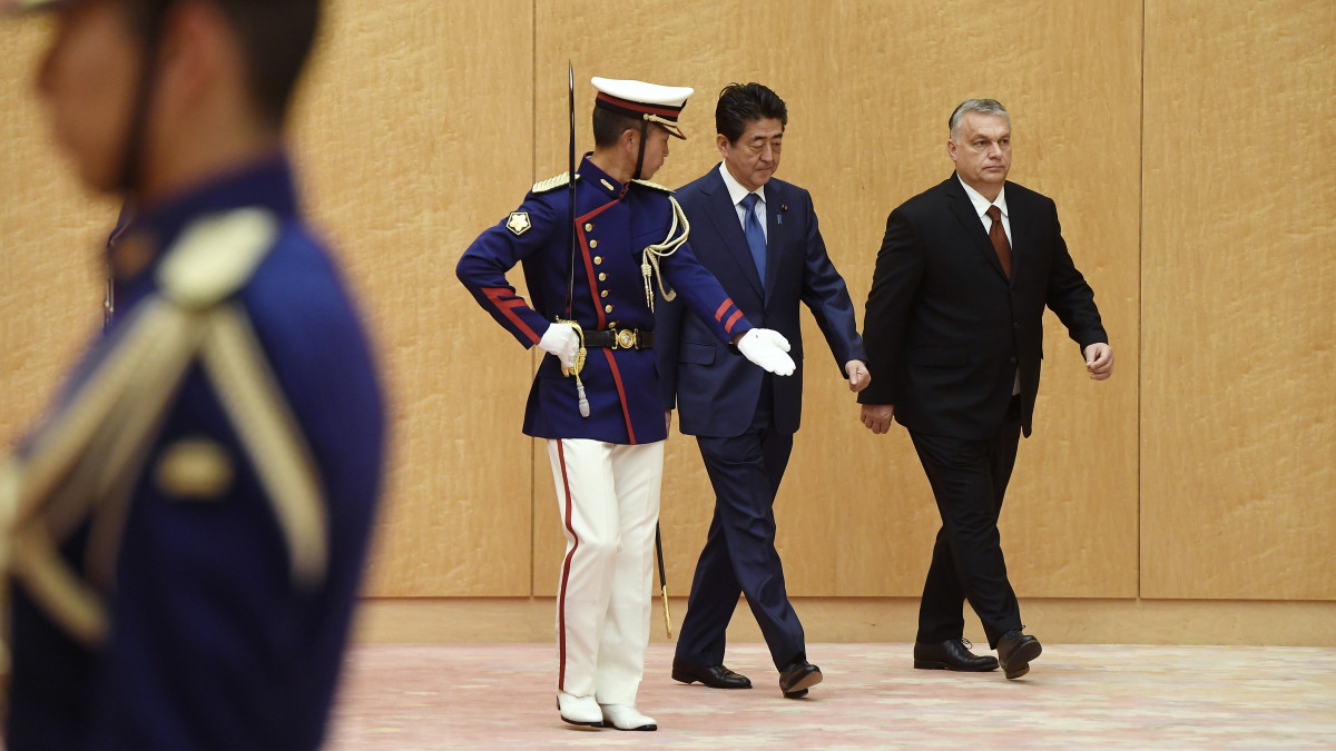Abe Sindzó japán miniszterelnök (j2) fogadja hivatalában Orbán Viktor miniszterelnököt (j) Tokióban 2019. december 6-án.