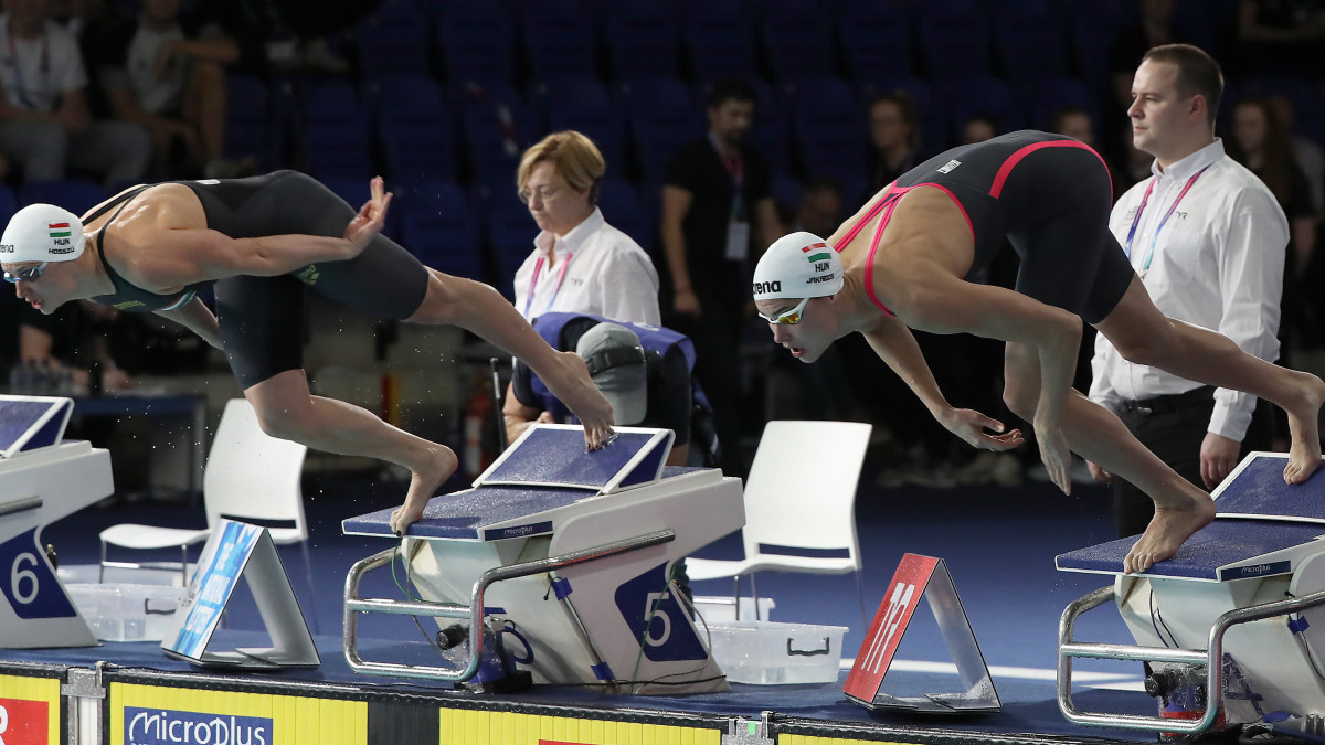 A későbbi győztes Hosszú Katinka (b) és a harmadik helyezett Jakabos Zsuzsanna rajtol a 200 méteres pillangóúszás döntőjében a glasgow-i rövidpályás úszó Európa-bajnokságon 2019. december 6-án.