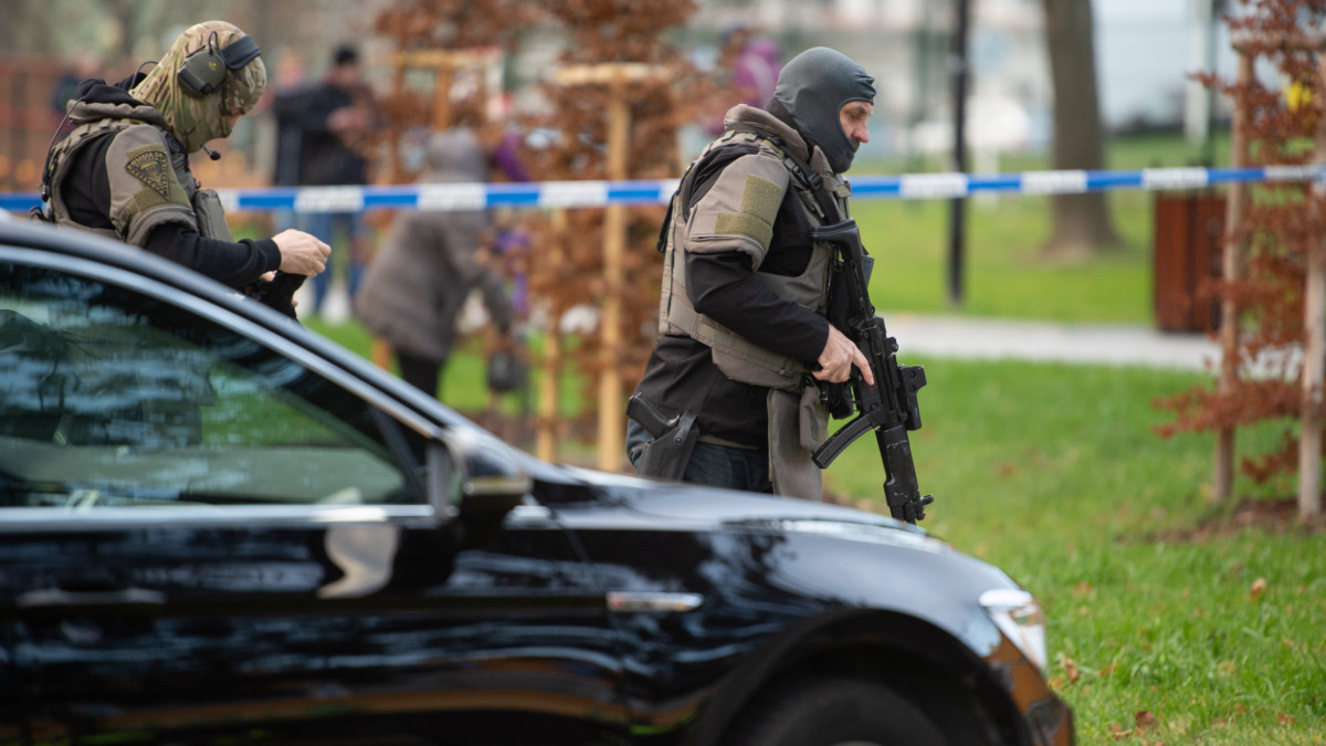 Rendőrök érkeznek ahhoz az ostravai kórházhoz, amelyben lövöldözés történt 2019. december 10-én. Jan Hamácek cseh belügyminiszter szerint egy ismeretlen fegyveres nyitott tüzet az ostravai kórház járóbeteg-ellátójában, majd elmenekült. A lövöldözésben négy ember életét vesztette, ketten megsebesültek.