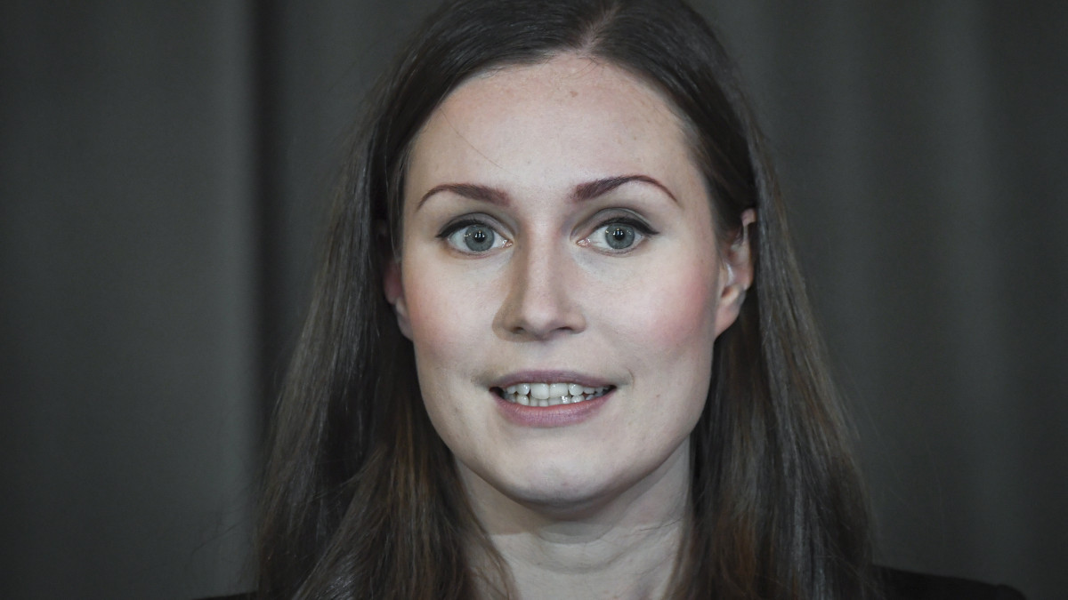 Sanna Marin újonnan megválasztott finn miniszterelnök nyilatkozik a sajtó képviselőinek Helsinkiben 2019. december 10-én. Az ötpárti finn koalíciós kormányt vezető szociáldemokraták által megválasztott 34 éves Marin a világ legfiatalabb kormányfője lett.