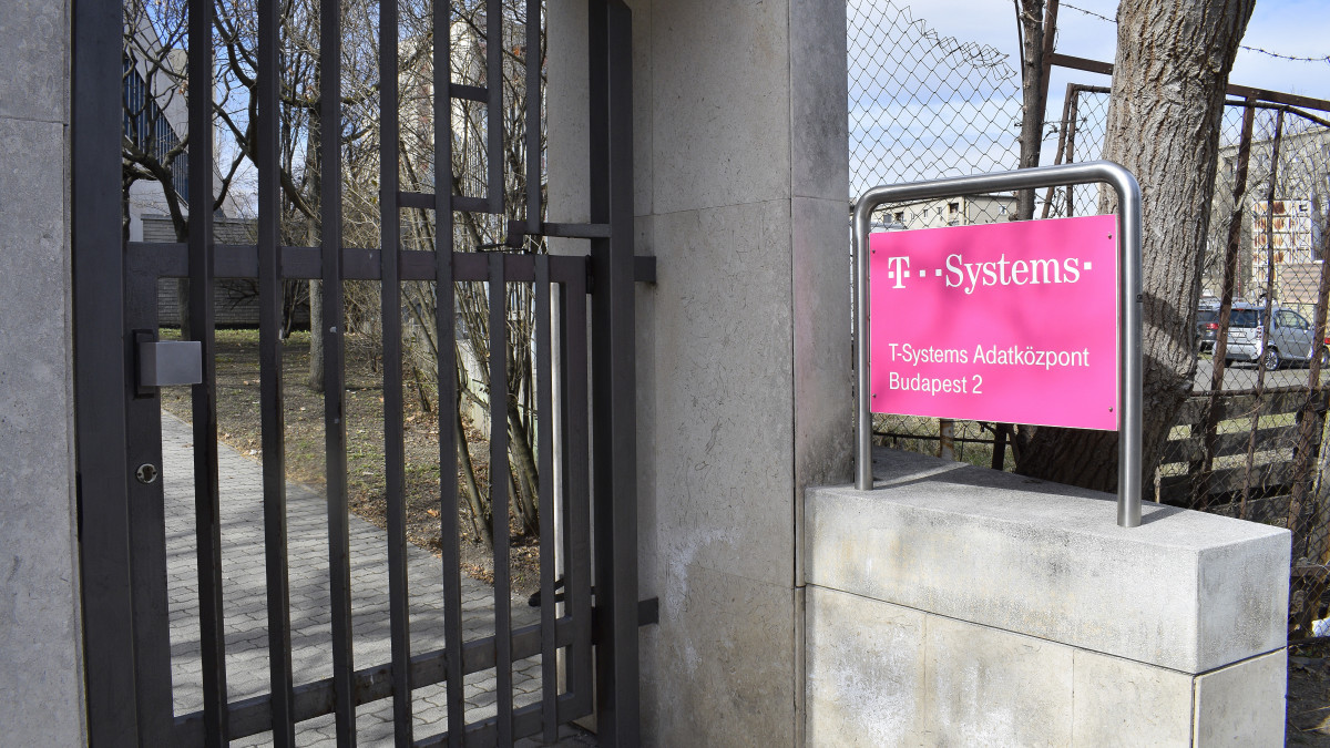 A T-Systems Adatközpont, Budapest 2 bejárata a Távíró utca 5-ben, a József Attila lakótelepen. MTVA/Bizományosi: Róka László  *************************** Kedves Felhasználó!