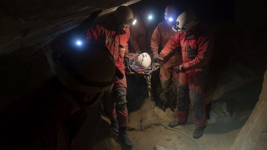 2019.12.10-én a Magyar Barlangi Mentőszolgálat egy sérült túrázót mentett ki a Mátyás-hegyi-barlangból