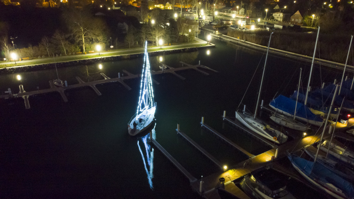 Fényvitorlás a Balatonon balatonfenyvesi kikötőben 2019. december 11-én. A 10 méter hosszú Virina vitorlást 50 méter Led-égősor díszíti.