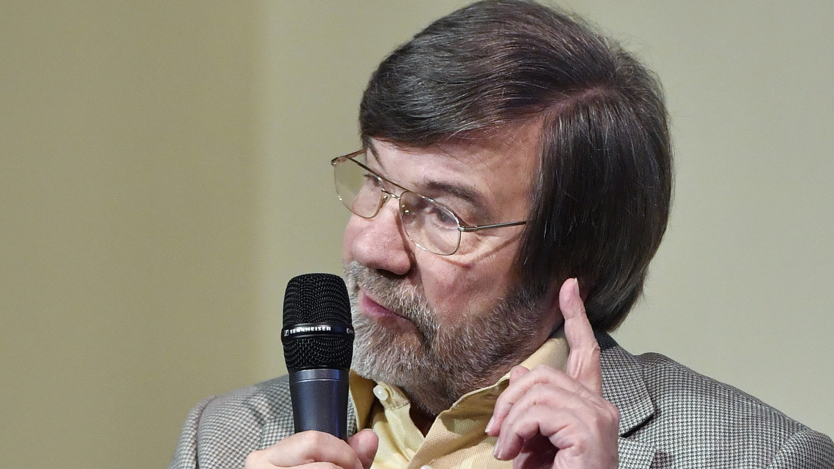 Kónya Imre, az Ellenzéki Kerekasztal létrehozását kezdeményező és tevékenységét koordináló Független Jogász Fórum alapító elnöke, az 1989-es Ellenzéki Kerekasztal résztvevője, volt belügyminiszter az Antall József közelről - Én köszönettel tartozom Magyarország népének című könyvének bemutatóján a Nemzeti Közszolgálati Egyetemen 2019. december 12-én.