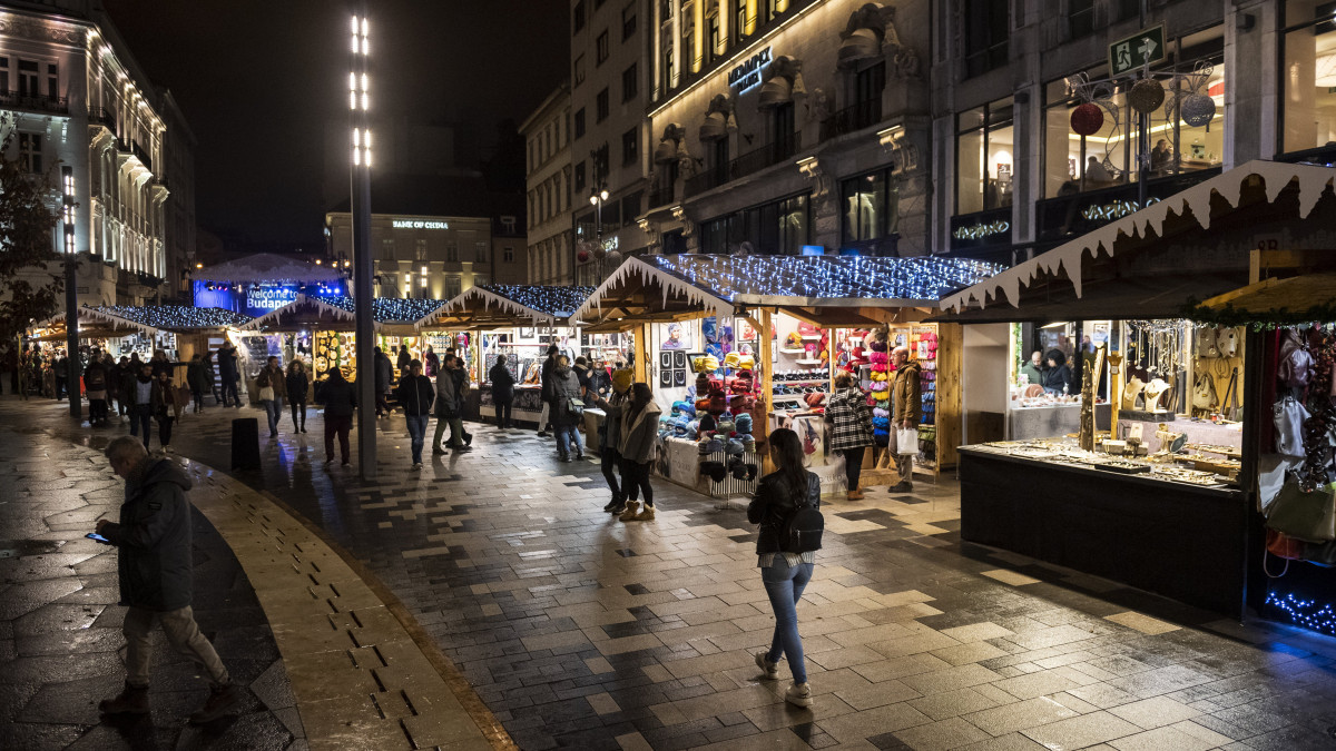 Érdeklődők a Budapesti Téli Fesztivál és Vásáron a Vörösmarty téren 2019. november 20-án.