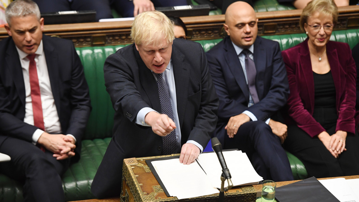 A brit parlament felvételén Boris Johnson miniszterelnök felszólal az alsóház rendkívüli ülésén Londonban 2019. október 19-én. A tervek szerint a brit törvényhozás ezen a napon szavaz a Nagy-Britannia rendezett európai uniós kiválásának feltételeiről szóló szerződésről, amelyről két nappal korábban született megállapodás a brit kormány és az Európai Bizottság között.