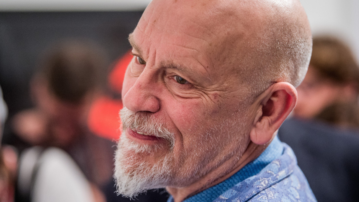 John Malkovich amerikai színész (k) tárlatvezetést tart a Sandro Miller Malkovich Malkovich Malkovich - Tisztelet a kamera mestereinek című, a Budapest FotóFesztivál nyitó kiállításán a Műcsarnokban 2018. május 22-én.