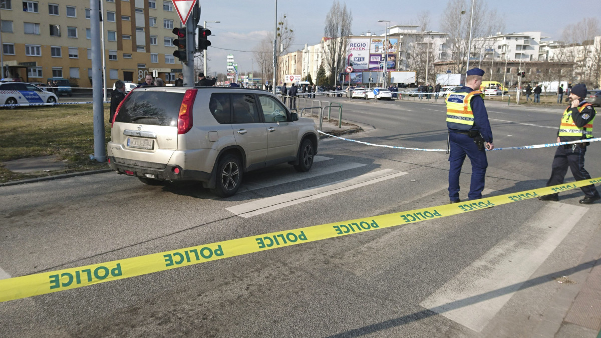 Rendőrök helyszínelnek a XIV. kerületi Szentmihályi út és Nyírpalota út kereszteződésénél 2019. február 15-én, miután a helyszínen elfogták azt a férfit, aki az ítélethirdetést követően megszökött a Fővárosi Törvényszék egyik tárgyalóterméből.