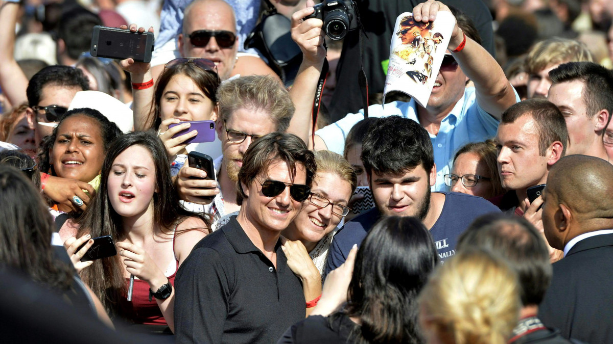 Bécs, 2015. július 23.Tom Cruise amerikai színész (k) rajongókkal fényképezkedik a Mission Impossible: Titkos Nemzet című filmjének világpremierje előtt tartott rendezvényen a Bécsi Állami Operaház előtt 2015. július 23-án. A filmet az Egyesült Államokban július 31-én, Ausztriában augusztus 6-án mutatják be. (MTI/EPA/Herbert Neubauer)