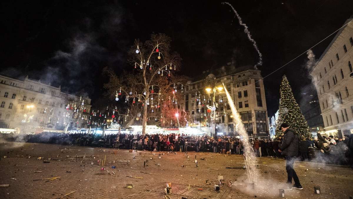 Szilveszterezők a budapesti Vörösmarty téren 2019. január 1-jére virradó éjjel.